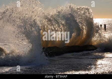 Lowestoft, Suffolk, England: Welle stürzt auf der North Beach Stockfoto