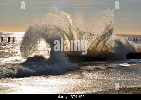 Lowestoft, Suffolk, England: Welle stürzt auf der North Beach Stockfoto