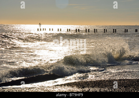 Lowestoft, Suffolk, England: Welle stürzt auf der North Beach Stockfoto