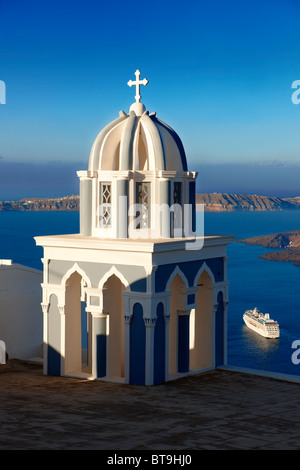 Glockenturm von einer orthodoxen Kirche, Fira, Santorin Stockfoto