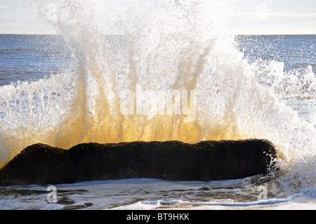 Lowestoft, Suffolk, England: Welle stürzt auf der North Beach Stockfoto