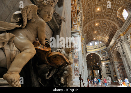 Rom. Italien. Str. Peters Basilica. Blick auf das Mittelschiff in Richtung Baldacchino. Stockfoto