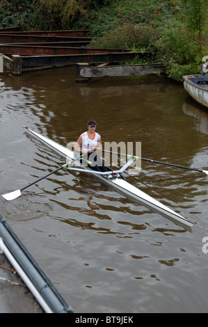 Solo weibliche Ruderer am Gloucester und Schärfe-Kanal Stockfoto