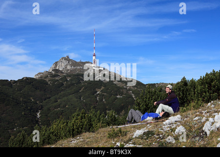 Wanderer, die Ruhe vor dem Gipfel des Dobratsch mit Übertragung von Bahnhof und der Kirche Maria am Stein, Villach-Alpen Stockfoto