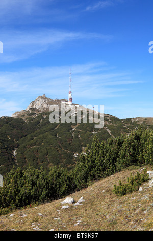 Dobratsch-Gipfel mit Übertragung von Bahnhof und der Kirche von Maria bin Stein, Alpen in Villach, Kärnten, Austria, Europe Stockfoto