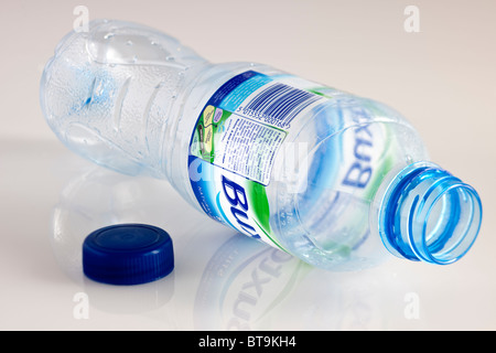 Leere Plastikflasche mit Trinkwasser und blauen Schraubverschluss Stockfoto