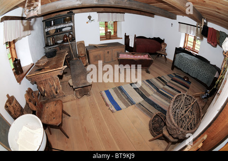 Innenraum der alte Holzhütte, Masuren, Polen Stockfoto