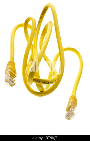 Gelbe RJ45 Ethernet lan Netzwerk Kabel Leitung und zwei Anschlüsse Stockfoto