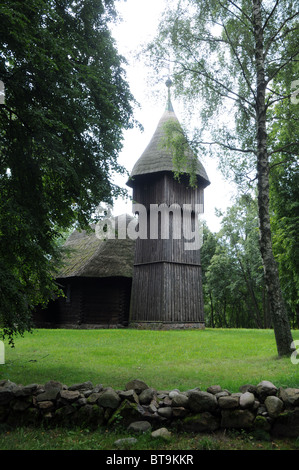 Alte evangelische Holzkirche mit und hölzernen Glockenturm, die beide aus Masuren, ethnographische Park in Olsztynek, Polen Stockfoto