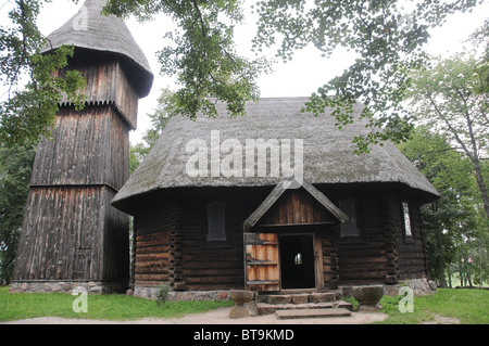 Alte evangelische Holzkirche mit und hölzernen Glockenturm, die beide aus Masuren, ethnographische Park in Olsztynek, Polen Stockfoto