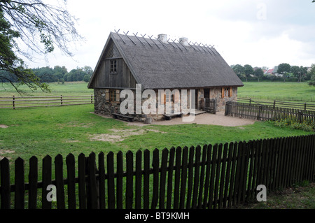 Gehöft aus Masuren, Anfang des 19. Jahrhunderts Haus aus Stein mit Reetdach, ethnographische Park in Olsztynek, Polen Stockfoto