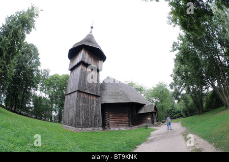 Alte evangelische Holzkirche mit und hölzernen Glockenturm, die beide aus Masuren, ethnographische Park in Olsztynek, Polen Stockfoto