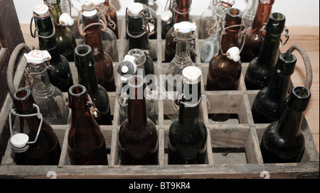 Holzkiste mit alten Art von Glasflaschen Stockfoto