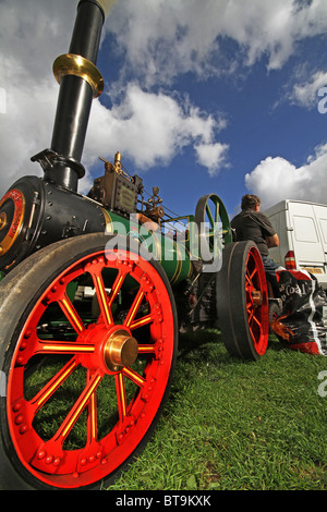 Niedrigen Winkel Ansicht der Skala engineering Arbeitsmodell der Dampftraktor. Stockfoto