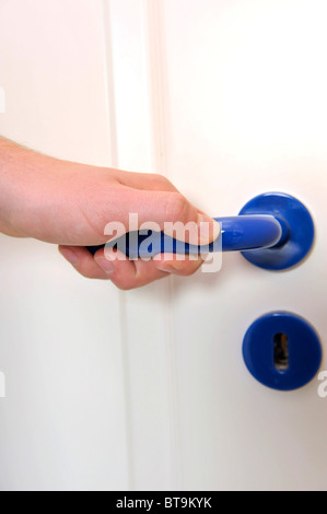 Hand auf einen Türgriff Stockfoto