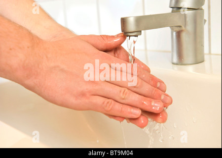 Person, die Hände mit Seife waschen Stockfoto