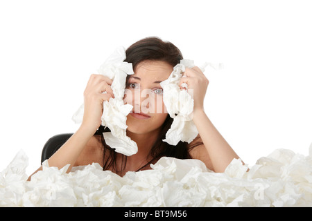 Junge Frau in vielen Geweben herum, krank, Isoalted auf weißem Hintergrund Stockfoto