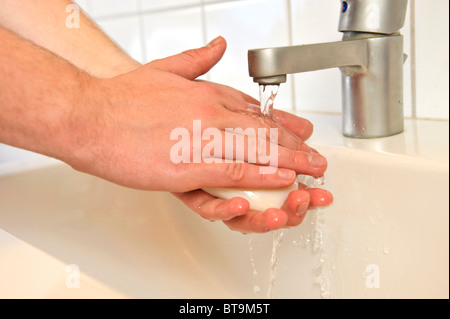 Person, die Hände mit Seife waschen Stockfoto