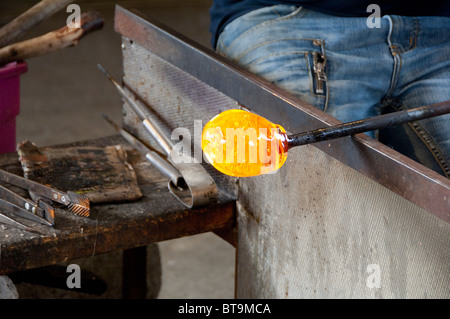 Island, Halbinsel Reykjanes, Keflavik. Glasbläser Werkstatt. Handwerker arbeiten mit heißen Glasmasse. Stockfoto