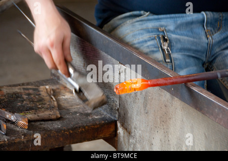 Island, Halbinsel Reykjanes, Keflavik. Glasbläser Werkstatt. Handwerker arbeiten mit heißen Glasmasse. Stockfoto