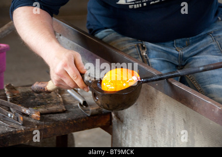 Island, Halbinsel Reykjanes, Keflavik. Glasbläser Werkstatt. Handwerker arbeiten mit heißen Glasmasse. Stockfoto