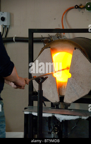 Island, Halbinsel Reykjanes, Keflavik. Glasbläser Werkstatt. Künstler, geschmolzenes Glas in die Heizung Ofen. Stockfoto