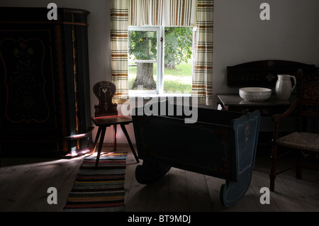 Hölzerne Wiege in alten Hütte, Masuren, Polen Stockfoto