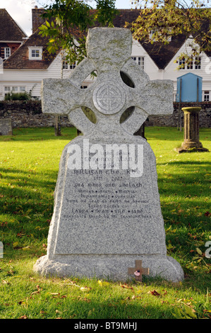 Spike Milligan Grab auf dem historischen Friedhof der St. Thomas der Märtyrer, Winchelsea, East Sussex. Stockfoto