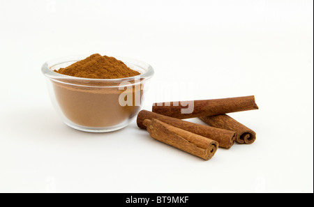 Zimtstangen und Pulver gegen den weißen Hintergrund Stockfoto