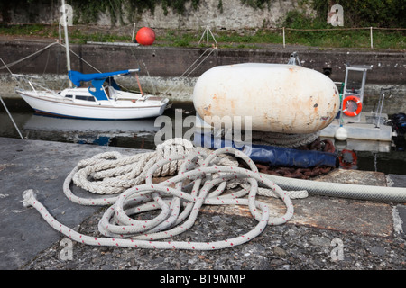 Nahaufnahme von einem Liegeplatz Seil und Poller am Kai in Port Dinorwic Marina Y Felinheli, Gwynedd, Nordwales, UK, Großbritannien Stockfoto