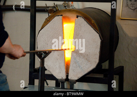 Island, Halbinsel Reykjanes, Keflavik. Glasbläser Werkstatt. Künstler, geschmolzenes Glas in die Heizung Ofen. Stockfoto