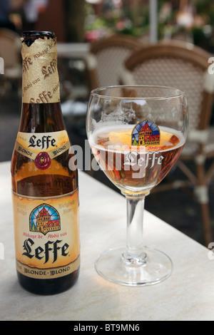 Luxemburg, Europa. Flasche Bier Leffe blond und Glas auf einem Tisch in einem restaurant Stockfoto