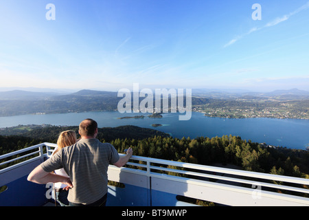 Lake Woerth, Blick vom Aussichtsturm am Pyramidenkogel Berg, Kärnten, Österreich, Europa Stockfoto