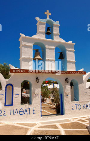 Bell Tower Eingang des griechisch-orthodoxen Klosters von Kalamos, Ios, Kykladen, Griechenland Stockfoto