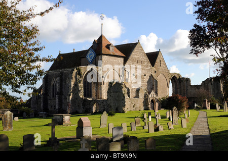 St. Thomas Kirche der Märtyrer, Winchelsea, in der Herbstsonne. Stockfoto