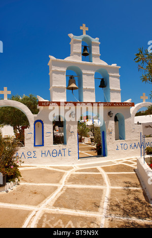 Bell Tower Eingang des griechisch-orthodoxen Klosters von Kalamos, Ios, Kykladen, Griechenland Stockfoto