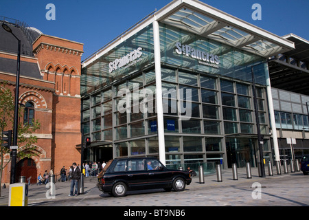 Schwarzes Taxi Taxi warten außerhalb Kings Cross St. Pancras Station. London. England Stockfoto