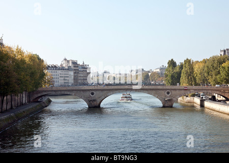 Blick auf anmutige Bögen Pont Louis Phillipe & Ile De La Cité hinaus mit Quai de Bourbon im Vordergrund links & Schnellstraße rechts Stockfoto