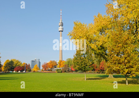 Florian, Florianturm Turm, Fernsehturm, Herbst, Westfalenpark Park, Dortmund, Nordrhein-Westfalen, Deutschland, Europa Stockfoto
