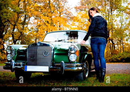 Junge Frau mit einem Oldtimer, MB 220 SE Cabriolet, Baujahr 1964 Stockfoto