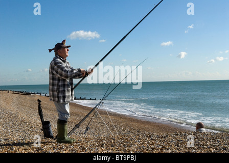 Senior Mann, er trägt seinen 'Glückshut' mit Fischdesign St. Leonards auf Sea East Sussex. GROSSBRITANNIEN 2010 2010ER JAHRE HOMER SYKES Stockfoto
