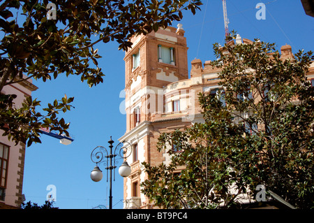 Correos, (Postamt) ein schönes Gebäude umrahmt von Bäumen an der Ecke der Plaza de Las Flores, Cádiz Stockfoto