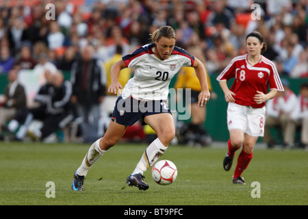 WASHINGTON – 10. MAI: Abby Wambach aus den Vereinigten Staaten im Rahmen eines internationalen Fußballverbandes gegen Kanada im RFK Stadium am 10. Mai 2008 in Washington, DC. Nur für redaktionelle Zwecke. Kommerzielle Nutzung verboten. (Foto: Jonathan Paul Larsen / Diadem Images) Stockfoto