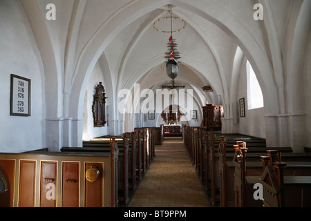 Das Langhaus, der Gang und der Altar in der Kirche von Fårevejle. Grabstätte von James Hepburn, dem Earl of Bothwell, seine irdischen Überreste sind in einer darunterliegenden Kapelle verscharrt Stockfoto