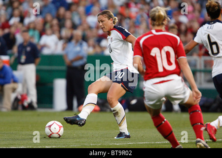 Abby Wambach der Vereinigten Staaten geht der Ball während eines internationalen Fußball-Testspiel gegen Kanada. Stockfoto