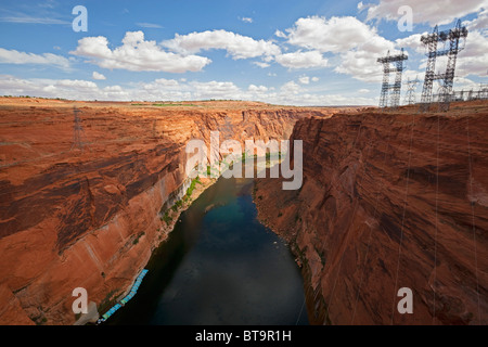 Stromleitungen aus dem Kraftwerk am Glen-Schlucht-Verdammung, Page, Arizona, USA Stockfoto