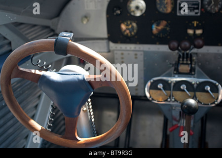 Lenksäule und Cockpit eines restaurierten 1927 Ford Tri-Motor' 4-B' Flugzeuge. Stockfoto