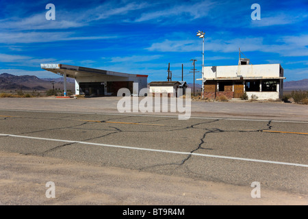 Verlassene Häuser und Tankstelle an der historischen Route 66, Ludlow, Kalifornien, USA, Nordamerika Stockfoto