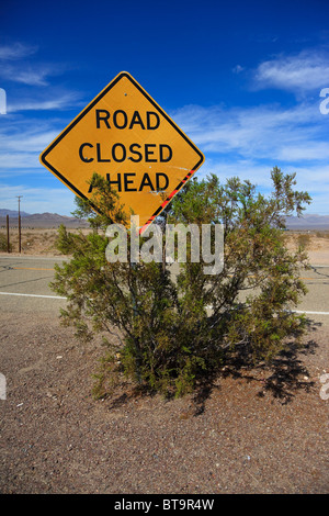 Melden Sie "Straße geschlossen voraus", entlang der historischen Route 66, Ludlow, Kalifornien, USA, Nordamerika Stockfoto