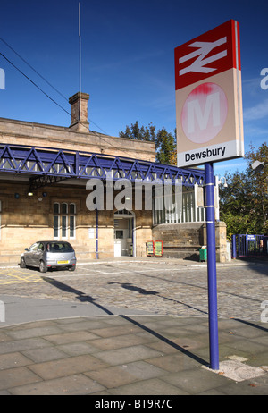 Dewsbury Zug Bahnhof Zeichen Stockfoto